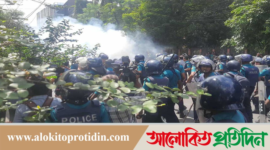 প্রকৌশল শিক্ষার্থীদের পুলিশের ধাওয়া, টিয়ারশেল-সাউন্ড গ্রেনেড নিক্ষেপ