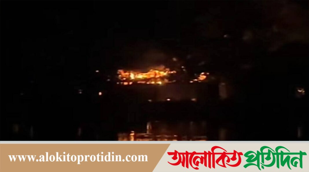 নোয়াখালীতে যুবলীগ নেতার বাড়িতে হামলা-অগ্নিসংযোগ