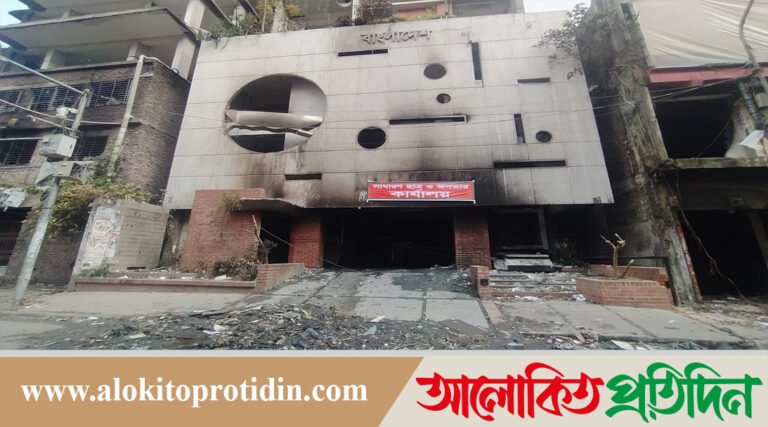 কার্যক্রম নিষিদ্ধ থাকায় আ. লীগের কেন্দ্রীয় কার্যালয় ঘিরে অবস্থান করছে পুলিশ