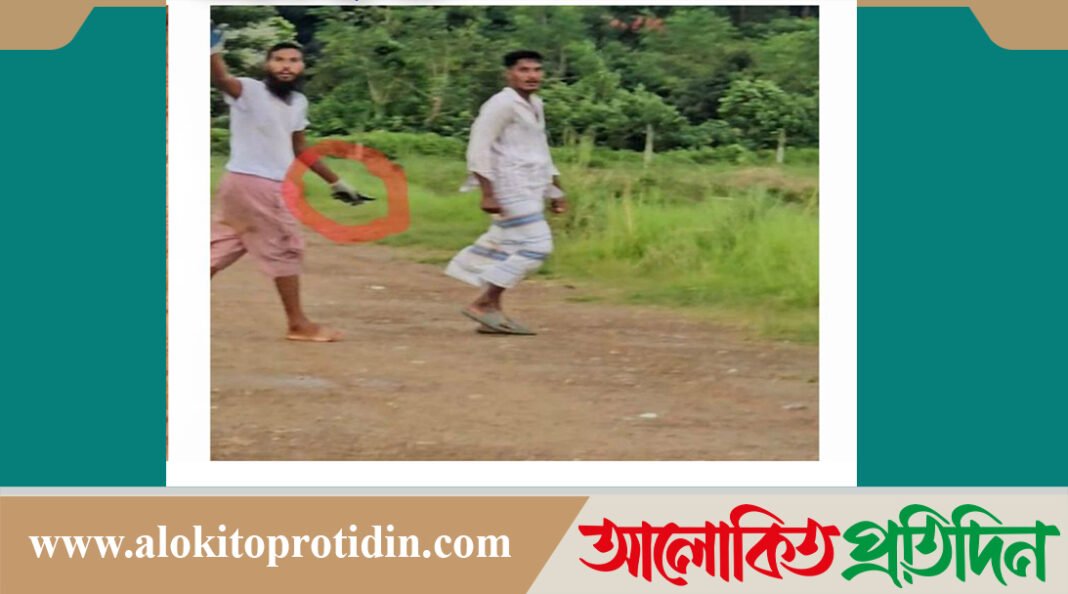 সাভারের বিরুলিয়ার গোলাপ গ্রামে ফুল ছেড়াকে কেন্দ্র করে প্রায় দশ জনকে পিটিয়ে আহত করেছে দুর্বৃওরা