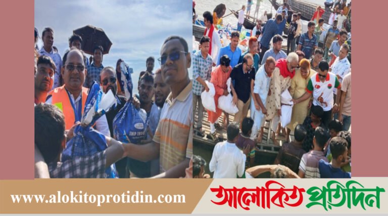 বাঘায় বন্যা দুর্গত এলাকায়  বিএনপি নেতা চাঁদের খাদ্য সামগ্রী বিতরণ!