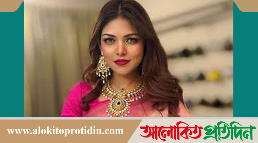 ঘনিষ্ঠ সম্পর্কে জড়াতে ইনবক্সে মেসেজ,পুলিশের নম্বর দিলেন পিয়া!