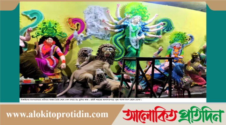 টাঙ্গাইলে প্রতীমায় রঙ-তুলির সাজ-সজ্জায় ব্যস্ত শিল্পীরা