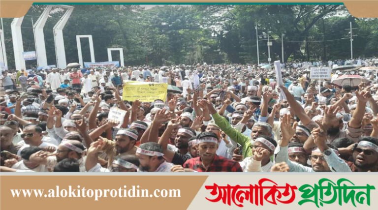 ‘মার্চ টু সচিবালয়’কর্মসূচিতে অংশ নিতে কেন্দ্রীয় শহীদ মিনারে উপস্থিত হাজার হাজার শিক্ষক