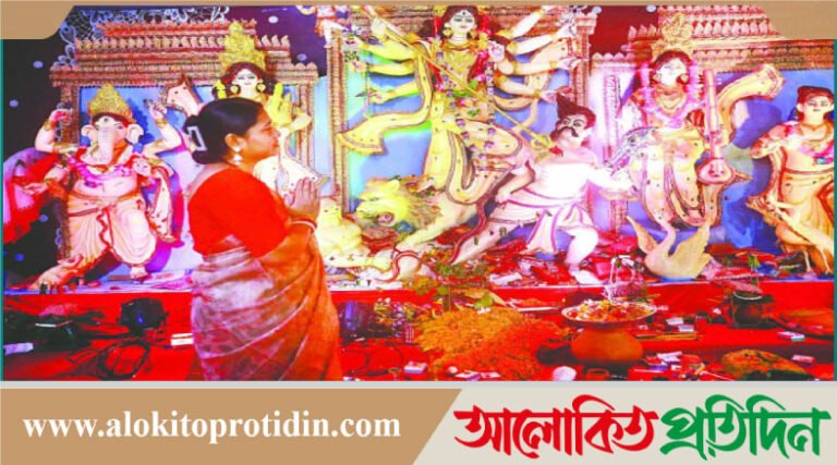 আজ বিজয়া দশমী, মণ্ডপে বিদায়ের সুর