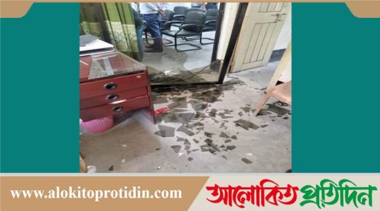 টাঙ্গাইলে নির্বাচন অফিসে হামলা-ভাঙচুর,কর্মকর্তাসহ আহত ৪