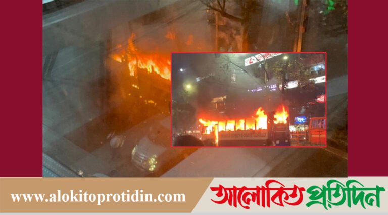 রাজধানীর ল্যাবএইড হাসপাতালের সামনে বাসে আগু*ন