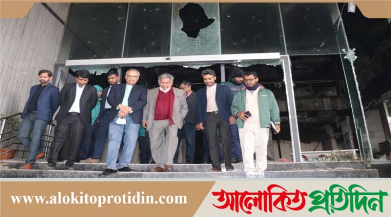 ক্ষতিগ্রস্ত প্রথম আলো ও ডেইলি স্টার কার্যালয় পরিদর্শনে শ্রম উপদেষ্টা