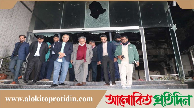ক্ষতিগ্রস্ত প্রথম আলো ও ডেইলি স্টার কার্যালয় পরিদর্শনে শ্রম উপদেষ্টা