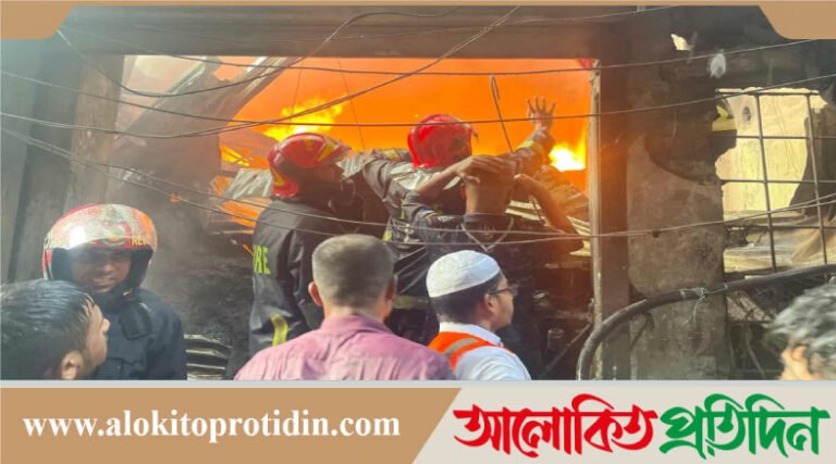 ফের পুরান ঢাকায় প্লাস্টিক কারখানায় আগুন