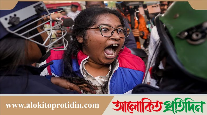 কলকাতায় বাংলাদেশ উপ-হাইকমিশনের দিকে আসা বিক্ষোভকারীদের লাঠিচার্জ