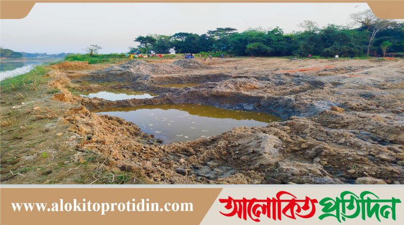 মুরাদনগর নদী চরের কোটি টাকার মাটি লুট,অভিযানের খবরে পালিয়েছে মাটি খেকোরা