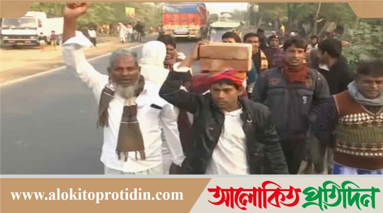 মুর্শিদাবাদে বাবরি মসজিদের ভিত্তিপ্রস্তর স্থাপনের জন্য ইট আনছেন স্থানীয়রা