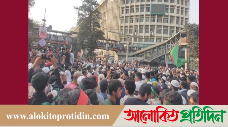 ওসমান হাদিকে শেষবারের মতো দেখতে শাহবাগ চত্বরে মানুষের ঢল!