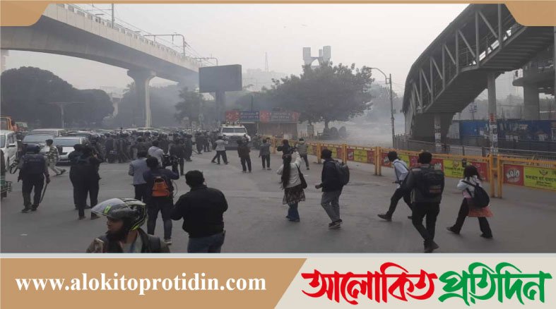 কারওয়ান বাজারে আবার মোবাইল ফোন ব্যবসায়ীরা,পুলিশ সাউন্ড গ্রেনেড ছোড়ে