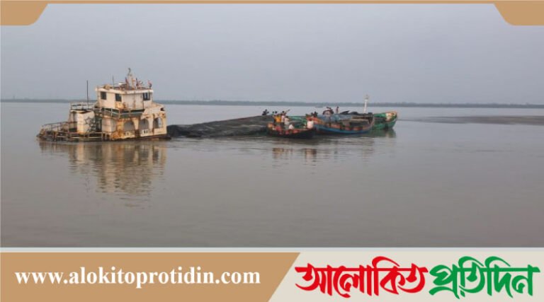 ভারতের পশ্চিমবঙ্গের মুড়িগঙ্গা নদীতে ডুবে যাচ্ছে বাংলাদেশি জাহাজ