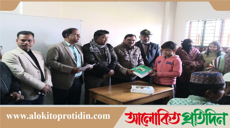 মানিকগঞ্জে শিশু শিক্ষার্থীদের মাঝে বই বিতরণ