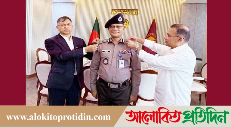 নতুন আইজিপিকে র‍্যাংক ব্যা#জ পরিয়ে দিলেন প্রধানমন্ত্রী!