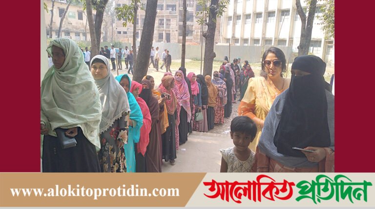 মানিকগঞ্জে ভোটের আমেজ, কেন্দ্রে কেন্দ্রে ভোটারদের দীর্ঘ লাইন