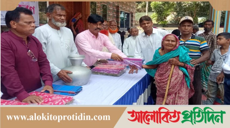 ঈদ উপলক্ষে মানিকগঞ্জে দুস্থদের মাঝে শাড়ি–লুঙ্গি বিতরণ