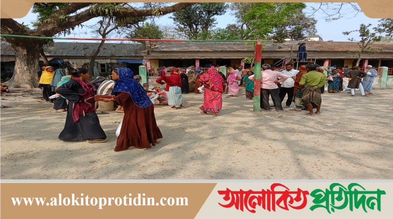 সারিয়াকান্দি'র কামালপুর ইউনিয়নে ঈদ উপলক্ষে- ভিজিএফের চাল বিতরণ