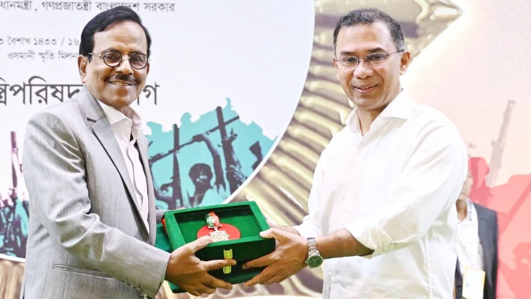 স্বাধীনতা পুরস্কার দর্শকদের উদ্দেশে উৎসর্গ করলেন হানিফ সংকেত