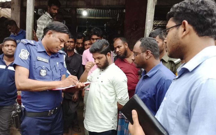 ফুলবাড়ীয়ায় জ্বালানী তেল মজুদবিরোধী অভিযান, যুবককে জরিমানা