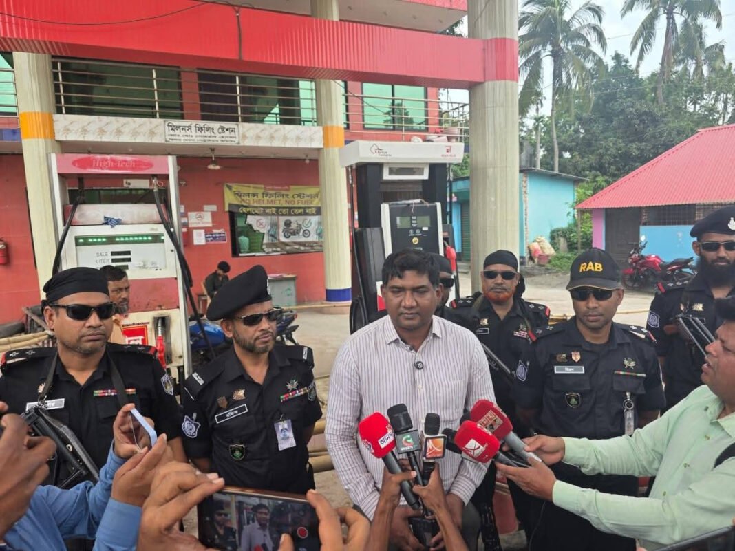 মানিকগঞ্জে তেল কম দেওয়ায় মিলন'স ফিলিং স্টেশনকে ৫০ হাজার টাকা জরিমানা