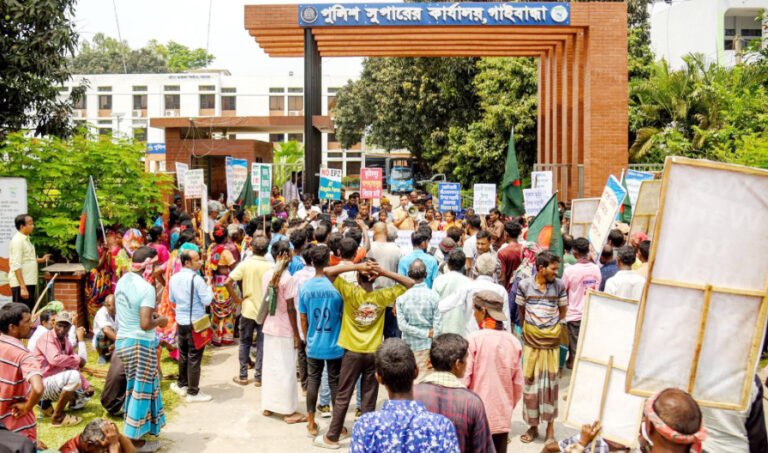 গাইবান্ধায় ভূমিদস্যুদের অবিলম্বে গ্রেফতার ও বিচারের দাবি সাঁওতালদের