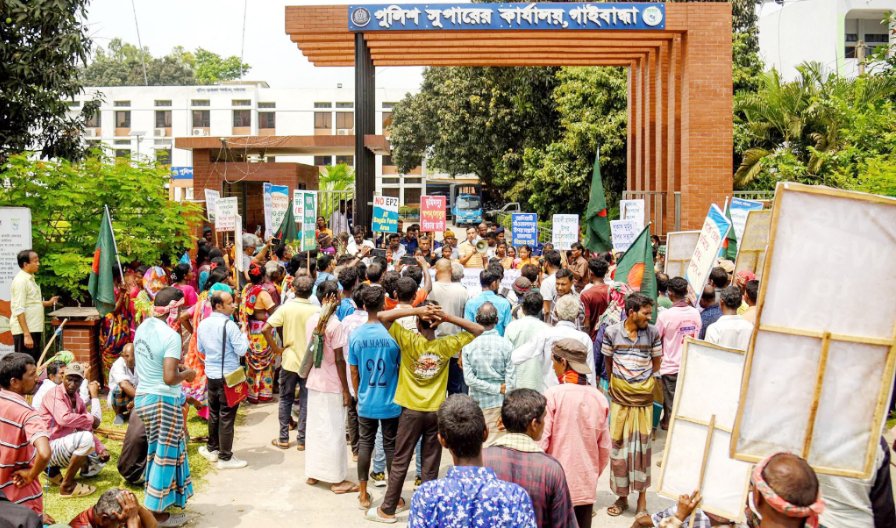 গাইবান্ধায় ভূমিদস্যুদের অবিলম্বে গ্রেফতার ও বিচারের দাবি সাঁওতালদের