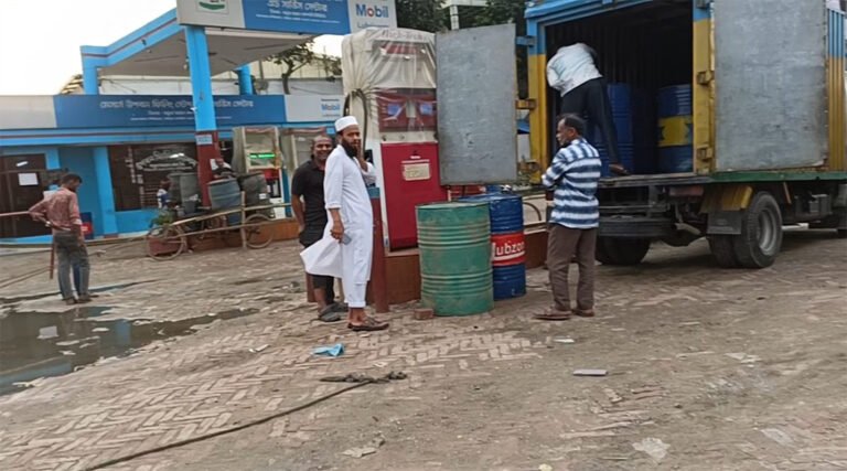 উপবন ফিলিং স্টেশনে লাইনে দাঁড়িয়েও তেল পাচ্ছেন না চালকরা, রাতে ড্রামে পাচারের অভিযোগ