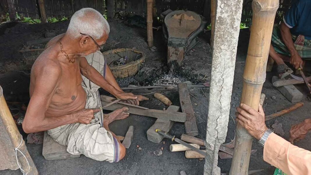 ঈদ এলেই জ্বলে ওঠে আগুন,বাঁচে সংসার-কিন্তু নিভে যাচ্ছে কামারদের জীবন সংগ্রাম