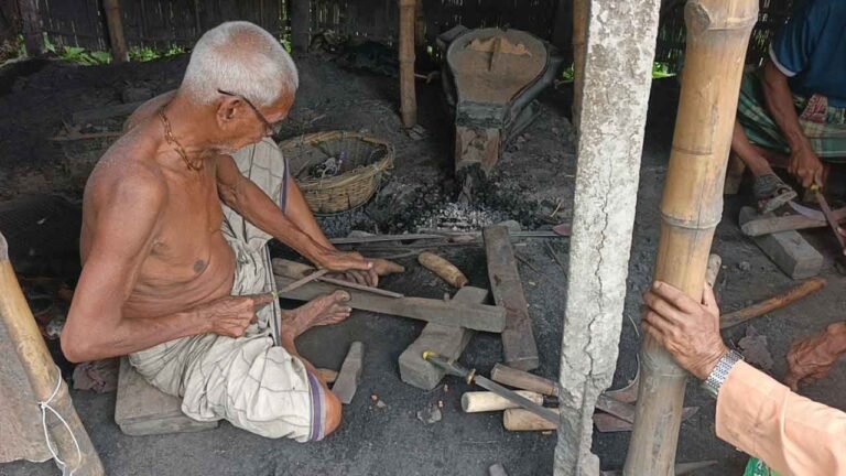 ঈদ এলেই জ্বলে ওঠে আগুন,বাঁচে সংসার-কিন্তু নিভে যাচ্ছে কামারদের জীবন সংগ্রাম