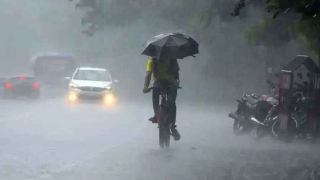 ঢাকাসহ ৪ বিভাগে ভারী বর্ষণ ও বজ্রসহ বৃষ্টির আভাস
