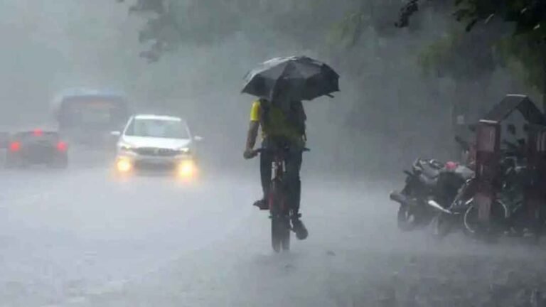 ঢাকাসহ ৪ বিভাগে ভারী বর্ষণ ও বজ্রসহ বৃষ্টির আভাস