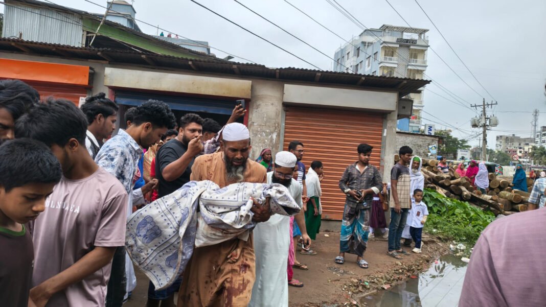 কুমিল্লা দেবিদ্বারে মোটরসাইকেল থেকে ছি*টকে পড়ে কাভার্ডভ্যানে পিষ্ট হয়ে শিশুর মৃ*ত্যু