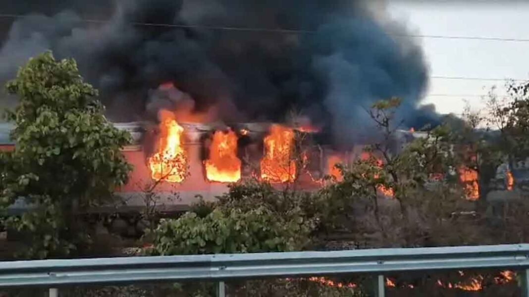 ভারতে রাজস্থানে দিল্লিগামী চলন্ত ট্রেনে আ*গুন