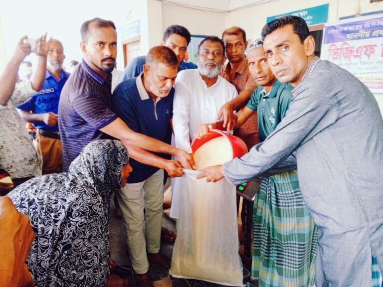 রানাগাছা ইউনিয়ন পরিষদে হতদরিদ্রদের মাঝে বিনামূল্যে ভিজিএফ চাল বিতরণ