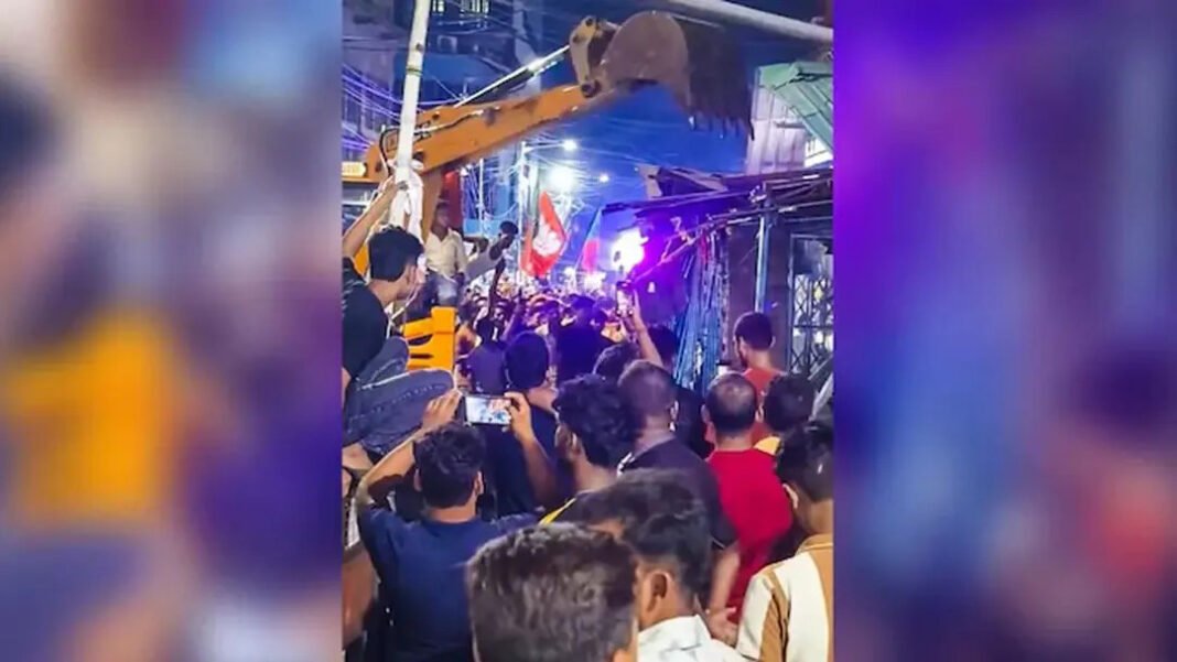 কলকাতার নিউমার্কেটে মাংসের দোকানে হা*মলা ও তৃণমূলের অফিস ভা*ঙচু*র বিজেপির