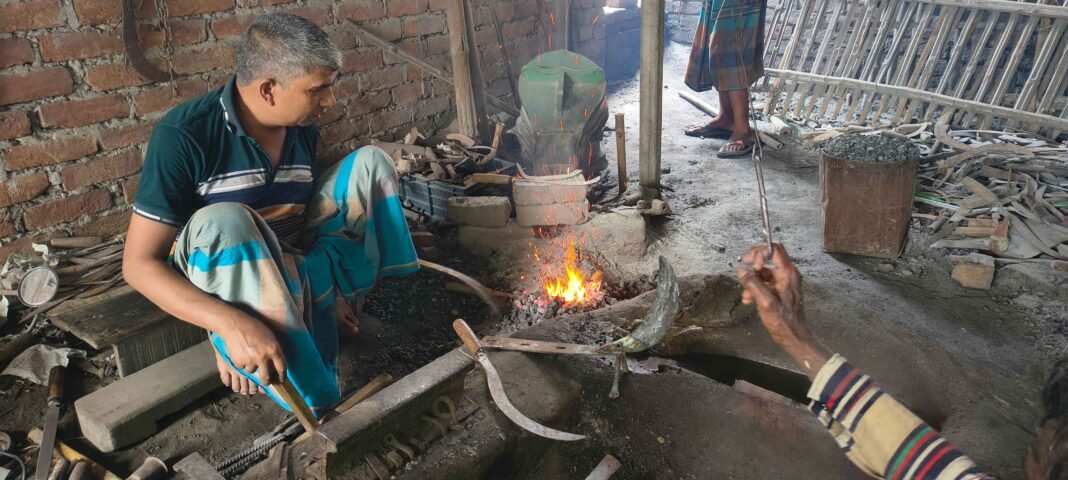 চুয়াডাঙ্গায় ছুরি-দা তৈরিতে ব্যস্ততা বেড়েছে কামার পল্লীতে, কারিগরের মুখে হাসি