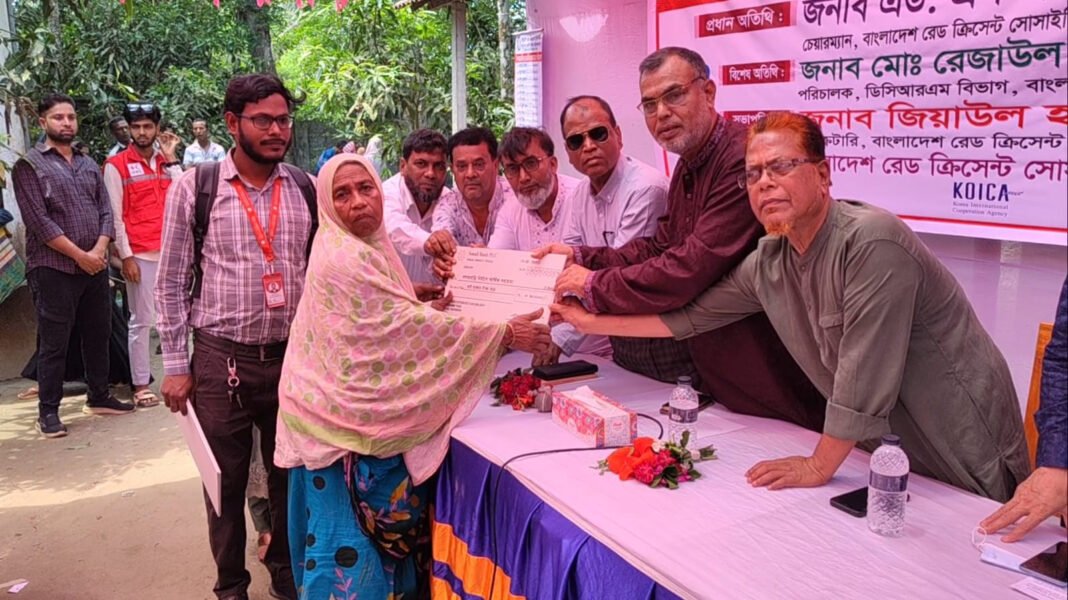 টাঙ্গাইলে রেড ক্রিসেন্টের সুবিধাবঞ্চিতদের মাঝে চেক ও নগদ অর্থ বিতরণ