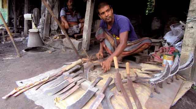 ঈদ সামনে, টুংটাং শব্দে মুখর গোপালগঞ্জের কামারপল্লী