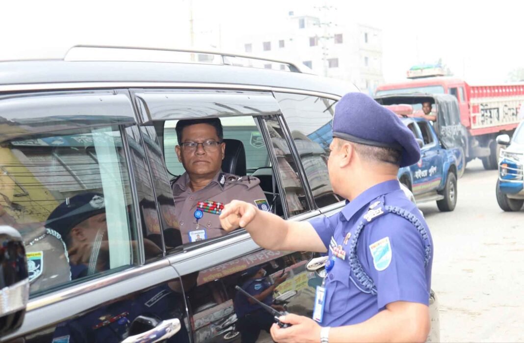 ঈদযাত্রা নির্বিঘ্ন করতে ঢাকা-টাঙ্গাইল মহাসরকের এলেঙ্গা পরিদর্শনে আইজিপি