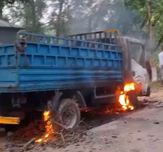 গরু চোর সন্দেহে গ*ণপি*টু*নিতে নি*হত-৩, ট্রাকে আ*গুন,থানায় মা*মলা