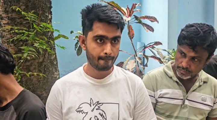 সাভারে নৃত্যশিল্পী ফিরোজ আহমেদকে ধ*র্ষ*ণ ও ৩০ লক্ষ টাকা হাতিয়ে নেওয়ার অ*ভি*যোগে প্রেমিক গ্রে*ফ*তার 