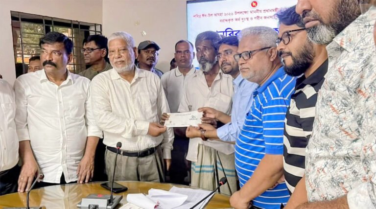 ধামরাইয়ে ৬৮০ পরিবারকে ঈদ উপহার হিসেবে নগদ অর্থ বিতর*ণ