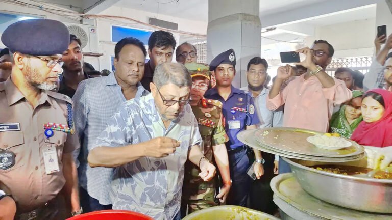 হাসপাতাল পরিদর্শনে গিয়ে কর্মচারীকে বরখাস্ত করলেন স্বাস্থ্যমন্ত্রী