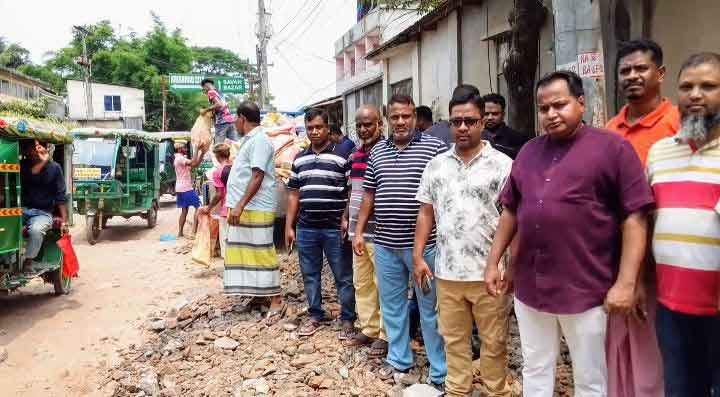সাভারে রাস্তা সংস্কারে এগিয়ে এলেন বিরুলিয়া ইউনিয়ন চেয়ারম্যান প্রার্থী 
