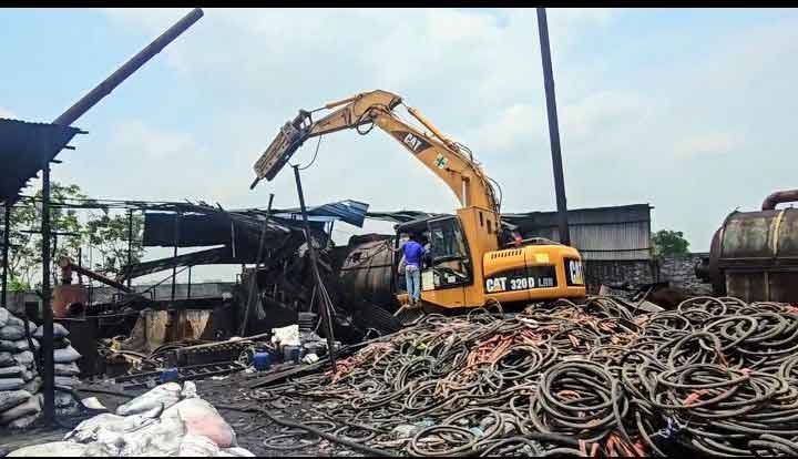 সাভারে টায়ার পুড়িয়ে ফার্নেস অয়েল তৈরির কারখানা ভে*ঙে দিয়েছে পরিবেশ অধিদপ্তর