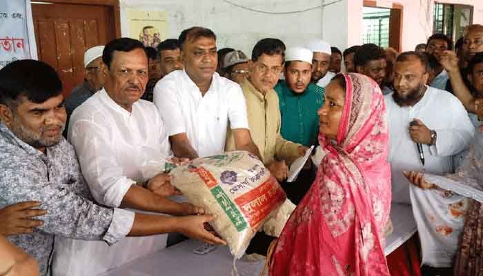 মানিকগঞ্জের কলিয়া ইউনিয়নে দু*স্থ ও অ*সহায়দের মাঝে ঈদ উপহার বিতরণ
